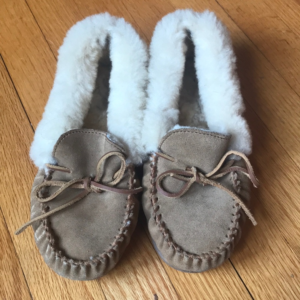 Minnetonka Tan Fluffy Moccasins Slipper Shoes